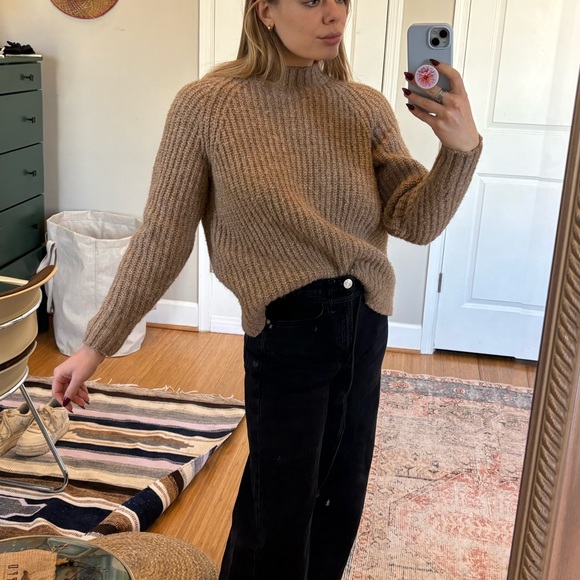 UNIQLO Camel Sweater - Picture 3 of 4